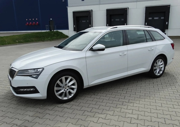 Skoda Superb cena 109000 przebieg: 79000, rok produkcji 2021 z Gdynia małe 154